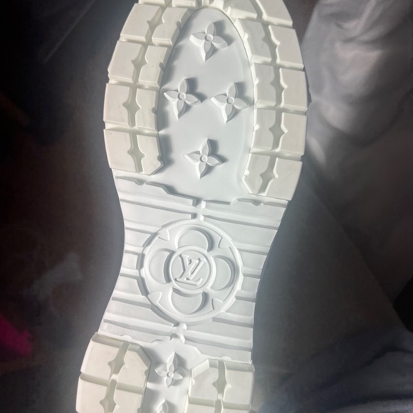 Louis Vuitton sneakers - Picture 12 of 17